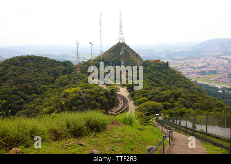 Trellis con molte parabole e la televisione e la radio antenne su Jaragua picco, Sao Paulo, Brasile Foto Stock