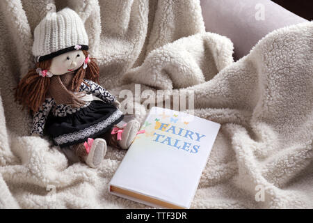 Rag Doll con favole libro su copriletto. Concetto di infanzia Foto Stock