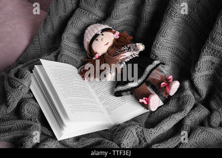 Rag Doll con favole libro su copriletto. Concetto di infanzia Foto Stock