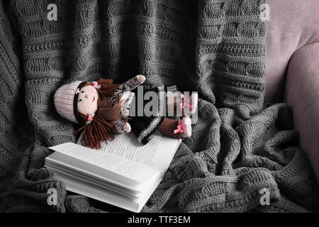 Rag Doll con favole libro su copriletto. Concetto di infanzia Foto Stock