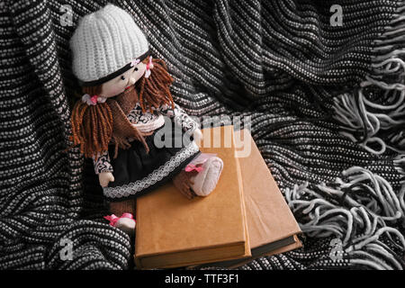 Rag Doll con favole libri su copriletto. Concetto di infanzia Foto Stock