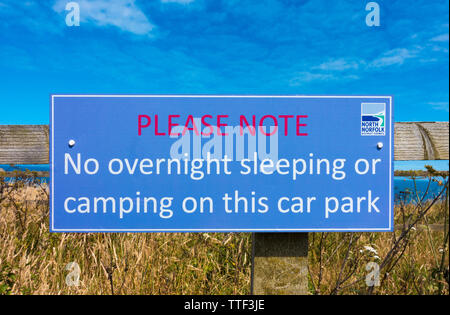 Segno attaccato al recinto vicino a Cromer Beach: 'No per una notte di sonno o il campeggio in questo parcheggio". Eretto da North Norfolk consiglio del distretto. Inghilterra, Regno Unito. Foto Stock