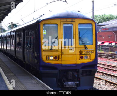 A nord del convoglio ferroviario che arrivano a Preston stazione ferroviaria, Lancashire, Regno Unito. Il trasporto personale retribuito' Association (TSSA) ha chiesto al governo di portare il ferroviaria settentrionale torna in franchising in una proprietà pubblica . Il Sindacato sostiene che ferroviaria settentrionale facce problemi di cassa. . Foto Stock