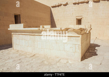Sun complesso di culto nel tempio di Hatshepsut nelle vicinanze di Luxor Foto Stock