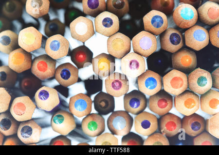 Matite colorate impilate. casuali rainbow pattern di colori matite close up shot con retro illuminazione. disegno casuale di colori di collocamento. Foto Stock