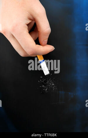 Femmina con mano sigaretta sui raggi x del polmone, close up Foto Stock