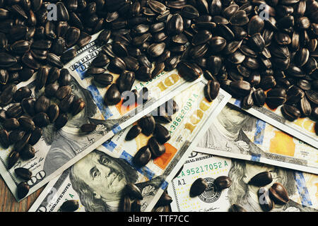 Dollaro di banconote e di semi di girasole. Reddito agricolo concept Foto Stock