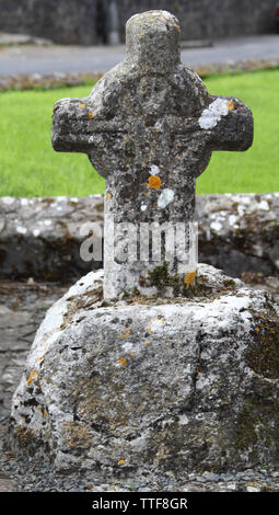 Inizio cimitero fuori St Feichin la chiesa costruita come un monastero a 630annuncio. Fore, contea Westmeath, Irlanda Foto Stock