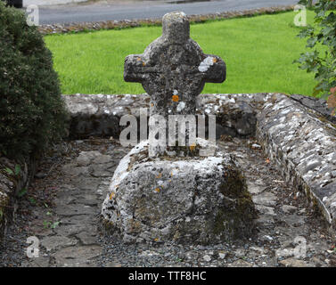 Inizio cimitero fuori St Feichin la chiesa costruita come un monastero a 630annuncio. Fore, contea Westmeath, Irlanda Foto Stock