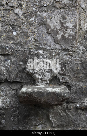 Croce Greca carving sul muro di pietra. Originariamente costruito nel 630 d.c. i resti di pre-Norman St Feichin la chiesa con caratteristiche importanti ha ospitato concerti di musica classica in questi ultimi anni. Vicino a ribalta abbazia benedettina, Fore, contea Westmeath, Irlanda Foto Stock