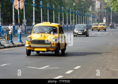 Vintage Yellow taxi sulle strade di Calcutta, in India Foto Stock