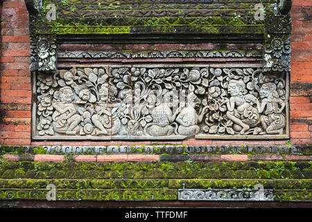 Rilievo decorativi motivo di scultura a un tempio locale a Bali, in Indonesia Foto Stock