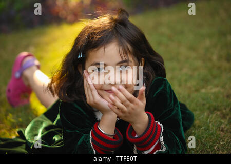 Ritratto di una ragazza sdraiata in un prato Foto Stock