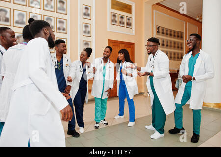 Il gruppo di medici africani gli studenti di college. Foto Stock