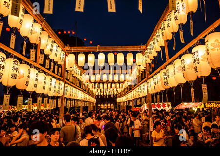 Angolo di alta vista del grande gruppo di persone alla festa delle lanterne durante la notte Foto Stock