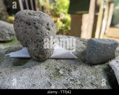 Rock e nota su una lapide presso il cimitero ebraico di Cracovia Foto Stock