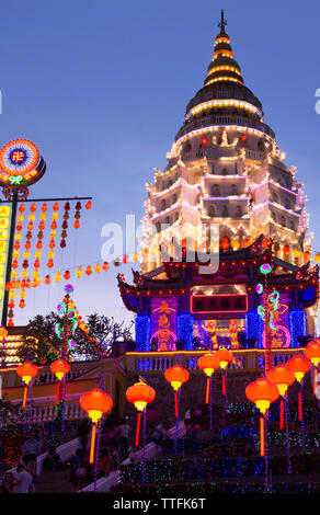 Basso angolo di vista illuminato Tempio di Kek Lok Si contro il cielo chiaro in città Foto Stock