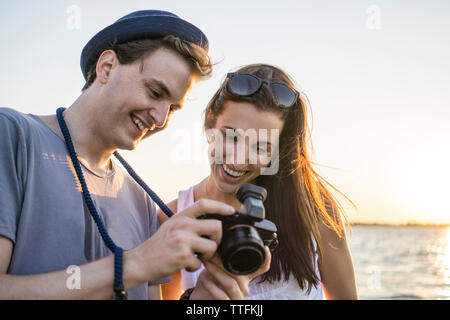 Giovani viaggiatori millenial su una strada di viaggio prendendo fotografie Foto Stock