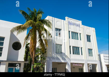 MIAMI - Dicembre 31, 2018: Palm ombre cadono sulla facciata dell'Empire Hotel, un edificio Art Deco costruito nel 1935 dotate di classic ziggurat roofline. Foto Stock
