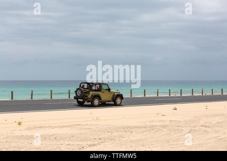 Grigio guida auto vuota strada asfaltata nel deserto paesaggio vulcanico Foto Stock