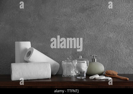 Accessori per il bagno su muro grigio sfondo Foto Stock