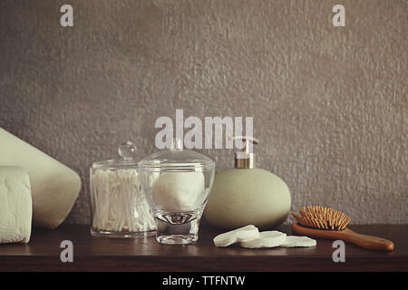 Accessori per il bagno su muro grigio sfondo Foto Stock