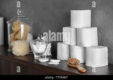 Accessori per il bagno su muro grigio sfondo Foto Stock