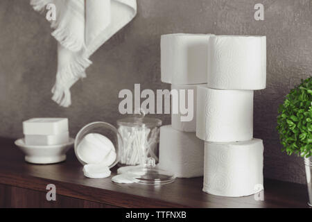 Accessori per il bagno su muro grigio sfondo Foto Stock