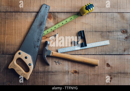 Tettuccio di colpo di attrezzi di falegnameria sparsi su un tavolo di legno. Foto Stock