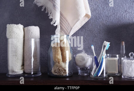 Accessori per il bagno su muro grigio sfondo Foto Stock
