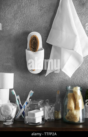 Accessori per il bagno su muro grigio sfondo Foto Stock