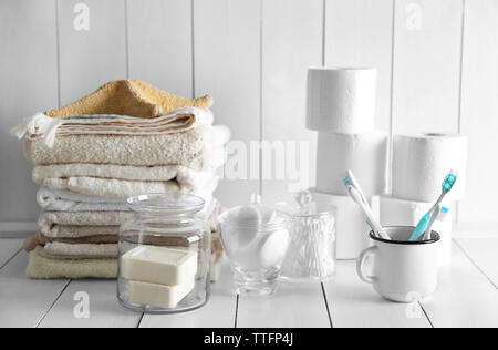 Accessori per il bagno su parete in legno sfondo Foto Stock