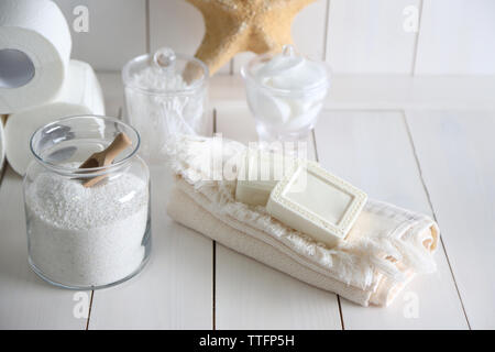 Accessori per il bagno su parete in legno sfondo Foto Stock