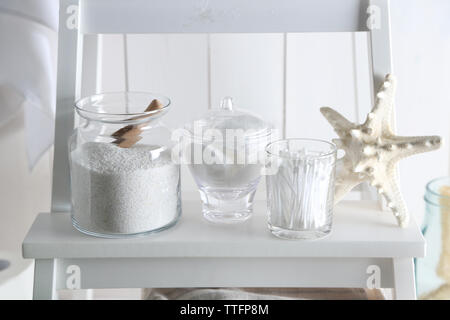 Accessori per il bagno su parete in legno sfondo Foto Stock