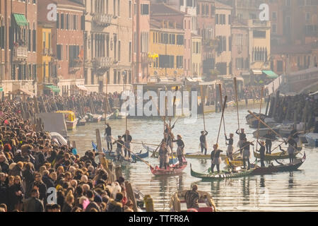 Momento del 2019 il Carnevale di Venezia , canal regata e parade. Foto Stock