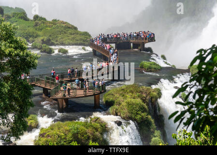 Lo splendido paesaggio di turisti su passerella visitando grandi cascate Foto Stock