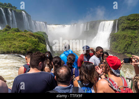 Lo splendido paesaggio di turisti in visita a grandi cascate sulla foresta pluviale Foto Stock