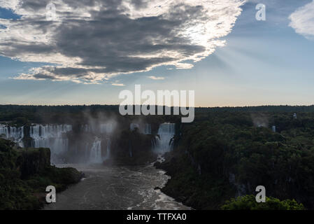 Splendido paesaggio della grande cascata impostato su verde foresta pluviale atlantica Foto Stock