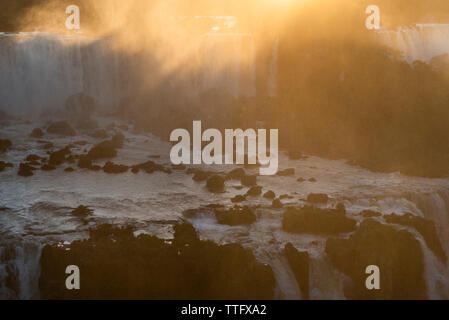 Splendido paesaggio della grande cascata impostato su verde foresta pluviale atlantica Foto Stock