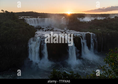 Splendido paesaggio della grande cascata impostato su verde foresta pluviale atlantica Foto Stock