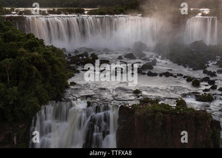 Splendido paesaggio della grande cascata impostato su verde foresta pluviale atlantica Foto Stock