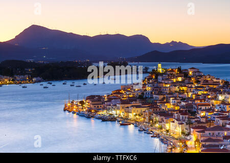 Vista di Poros Island e le montagne della penisola del Peloponneso in Grecia. Foto Stock