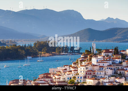 Vista di Poros Island e le montagne della penisola del Peloponneso in Grecia. Foto Stock