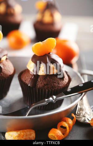 Gustosi tortini con fettina di mandarino e cioccolato in una padella, close up Foto Stock