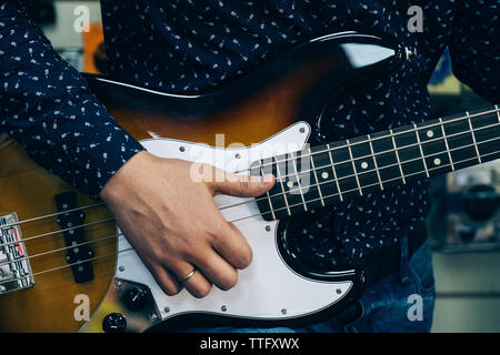 Sezione mediana del musicista a suonare la chitarra in studio Foto Stock