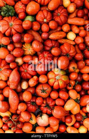 Vista aerea di freschi pomodori rossi sul tavolo Foto Stock