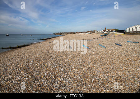 La grande spiaggia di ciottoli a selsey nel west sussex Foto Stock