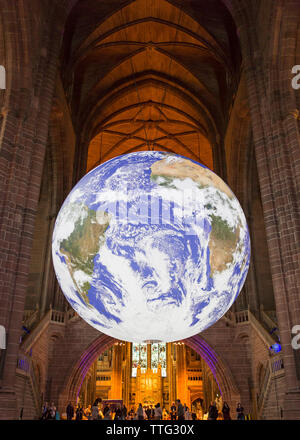 Il pianeta terra dentro la cattedrale di Liverpool, Gaia arte di installazione creato dall'artista britannico Luke Jerram, Liverpool, England, Regno Unito Foto Stock