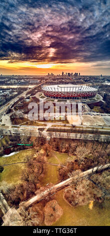 Bellissima vista panoramica antenna fuco vista panorama di Varsavia città moderna con grattacieli e la PGE Narodowy National Stadium (Polacco: Stadion Narodow Foto Stock