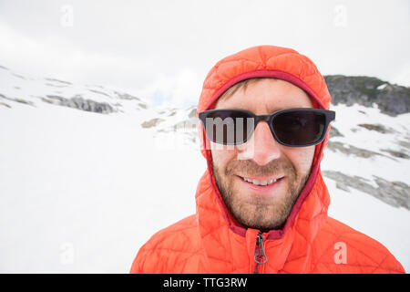 Ritratto di alpinista caucasica indossando occhiali. Foto Stock
